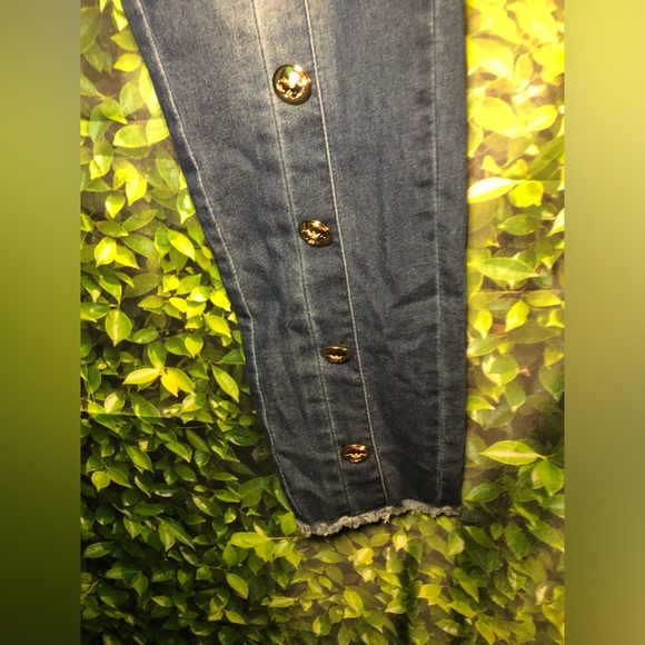 Stylish Blue Button-Embellished Jeans - Picture 10 of 14